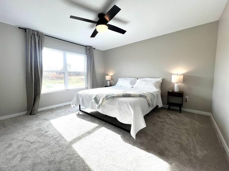 Central Cedar Falls Townhome - King Beds! Экстерьер фото